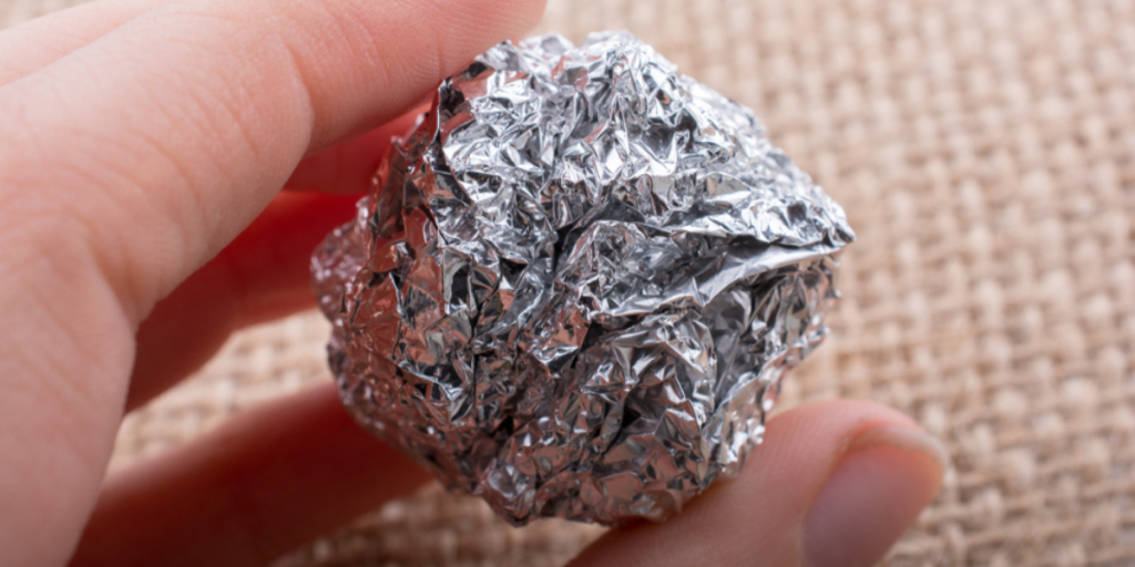 Aluminiumfolie auf die Matratze legen? Warum manche darauf schwören