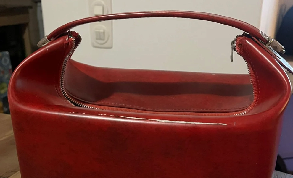 Sie kaufte eine Handtasche auf dem Flohmarkt — und daheim wartete eine Überraschung
